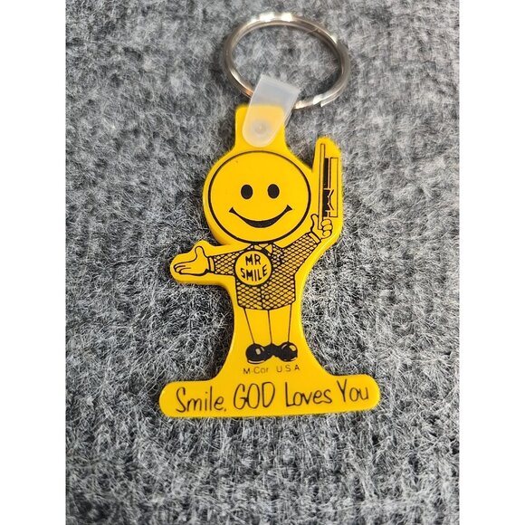 Keychain Rubber Smile God Loves You Mr Smile Yellow Religious Promo Vtg - Picture 2 of 4